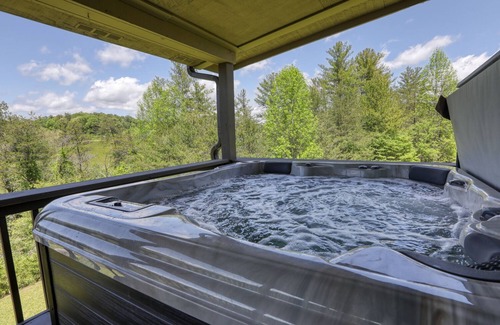 Alexander Cabina | Authentic Log Cabin Hot Tub! Mountain Views! Fire Pit! Fireplace! All One level!
