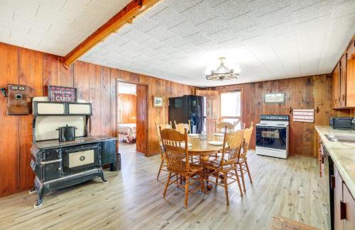 Pineville Casa | Authentic Log Cabin in Pineville about 2 Mi to River!