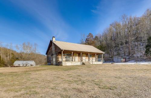 Pineville Casa | Authentic Log Cabin in Pineville about 2 Mi to River!