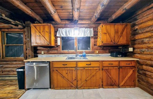 Hickory Hills Casa | Authentic Log Cabin in the Pocono Mountains