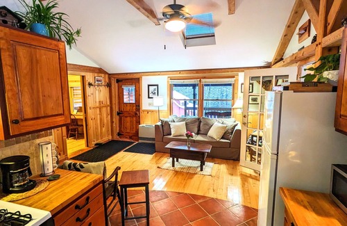 Warren Chalet De Esquí | Authentic Log Home in Warren. Ski town. Mountain biking. Short walk to lake.