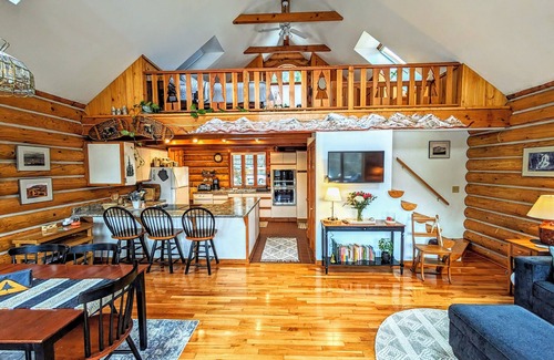 Warren Chalet De Esquí | Authentic Log Home in Warren. Ski town. Mountain biking. Short walk to lake.