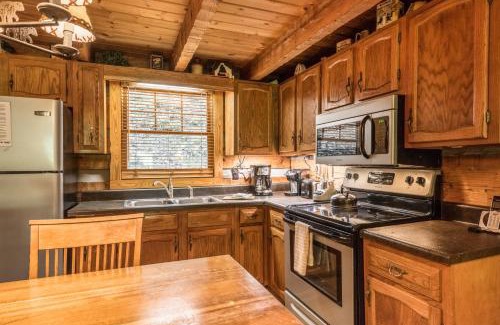 Chalet Village Chalet De Esquí | Authentic log home with hot tub, fireplace, fire pit and billiards !
