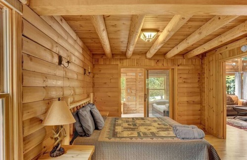Briar Crest Woods Cabina | Authentic Pocono Log Cabin | Hot Tub | Lake Access