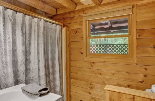 Briar Crest Woods Cabina | Authentic Pocono Log Cabin | Hot Tub | Lake Access