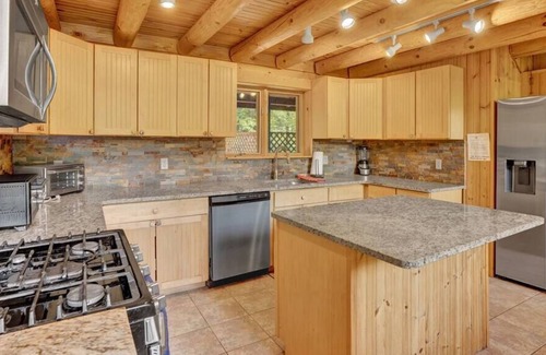 Briar Crest Woods Cabina | Authentic Pocono Log Cabin | Hot Tub | Lake Access
