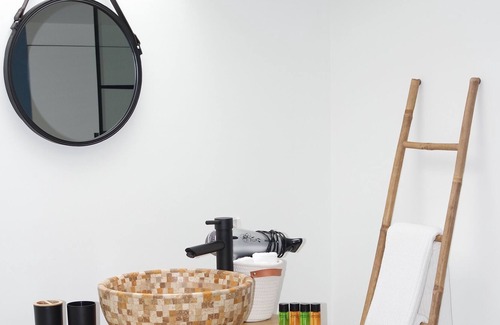 Aizenay Cama Y Desayuno | Authentic room with neat decor