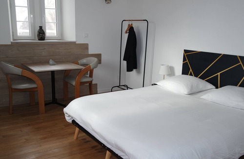 Aizenay Cama Y Desayuno | Authentic room with neat decor