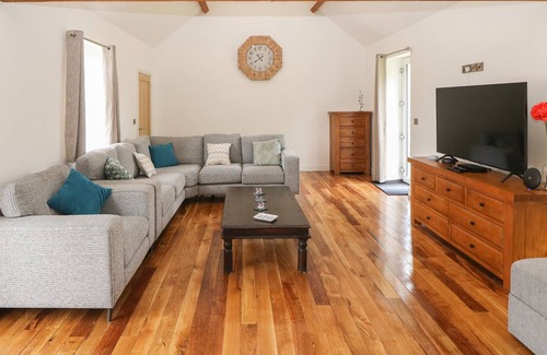 Forden Cabaña | AUTUMN BROOK BARN, pet friendly, with a garden in Montgomery