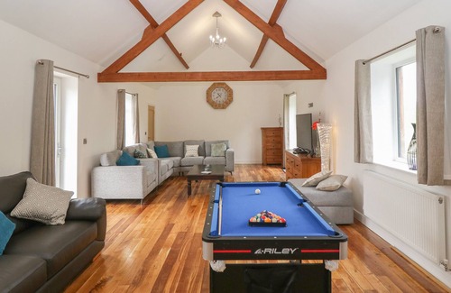 Forden Cabaña | AUTUMN BROOK BARN, pet friendly, with a garden in Montgomery