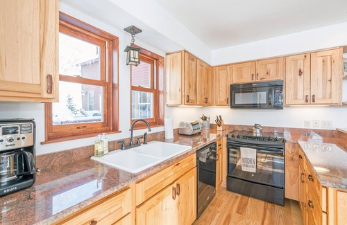 Telluride Condominio | ¡VERANO en el arroyo! Luminoso, elegante y encantador 2BR / 2BT-w deck CONVENIENCIA