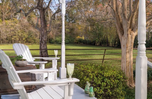 Rayne Cabaña | Autumn Cottage: Sunlit Private Cottage in Cajun Country with Lake Views & Porch