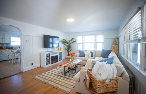 Easton's Point Casa | AUTUMN ESCAPE: "Middletown Beachside Charm, Newport Adventures"