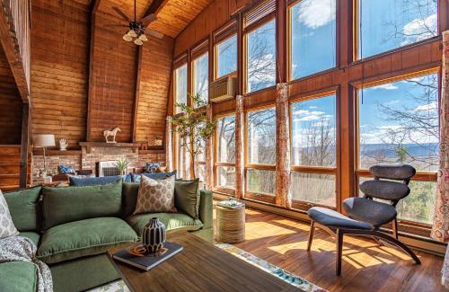 East Stroudsburg Casa | Autumn Heights Pool Hot Tub Game Room Saun