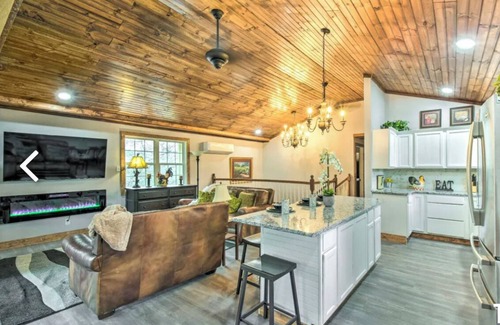 Otto Cabina | Autumn Lodge with Tree House Hot Tub and Hame Room