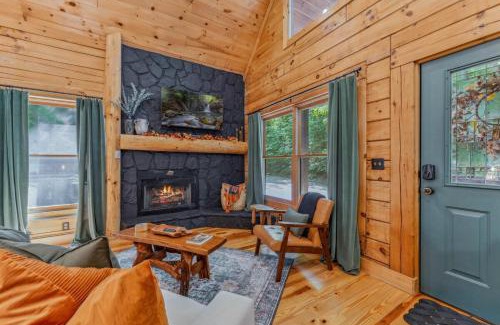 Wears Valley Casa | Autumn Retreat - 1 mi to GSMNP - Bears, Pool, Hot Tub, King Suite & Loft