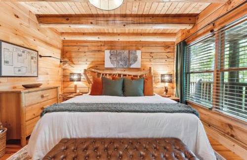 Wears Valley Casa | Autumn Retreat - 1 mi to GSMNP - Bears, Pool, Hot Tub, King Suite & Loft