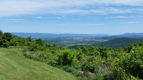 Stanley Casa | Autumn Ridge- Cozy cabin in the Blue Ridge Mountains with a bubbly hot tub!