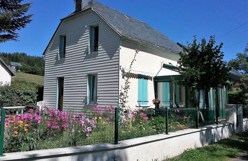 La Tour-dʼAuvergne Apartamento | Auvergne renovado casa con 2 appts independientes nueva condición