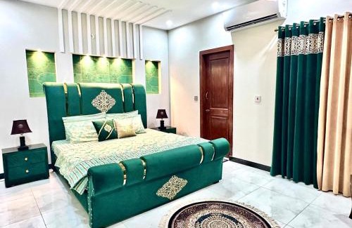 Bahria Town Apartamento | Avacation Lodges, Only Families