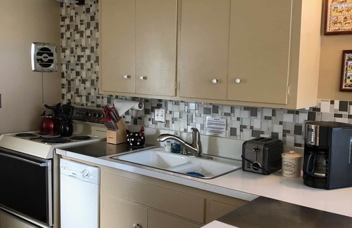 Palm Desert Villa | ESPECIAL DE MAYO- Desde $ 1995 ---- Villa Grande 1BD-2BA- ¡Piscina de agua salada!