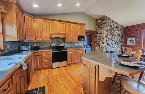 Brodhead Cabina | Avail Labor Day-Private Reserve, King Bed, Fishing