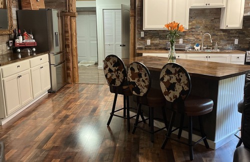 Alberton Cabina | Available dates in August! Beautiful cabin with a creek running through it.