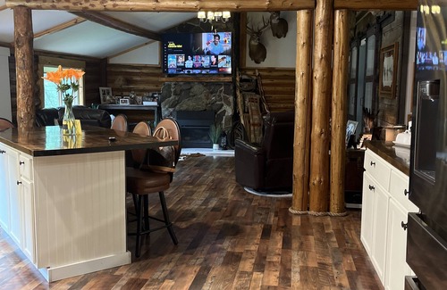 Alberton Cabina | Available dates in August! Beautiful cabin with a creek running through it.