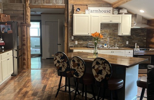 Alberton Cabina | Available dates in August! Beautiful cabin with a creek running through it.