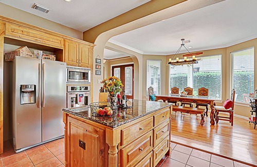 Conroe Casa | RESERVA AHORA SummerAvailable ... Pintoresco FRENTE AL AGUA Texas Single Home