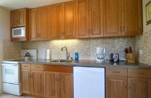 Diamond Head - Kapahulu - St. Louis Apartamento | Disponible el 1 de abril: lujo cerca de la playa, vistas con piscina W / D, WiFi y estacionamiento
