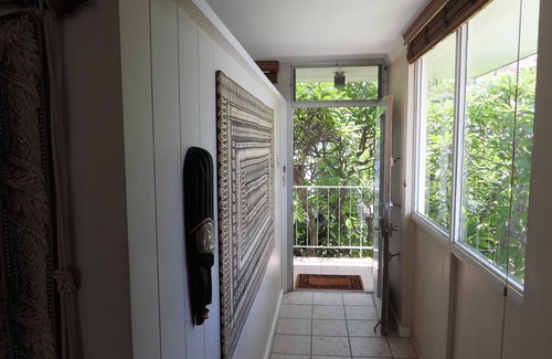 Diamond Head - Kapahulu - St. Louis Apartamento | Disponible el 1 de abril: lujo cerca de la playa, vistas con piscina W / D, WiFi y estacionamiento