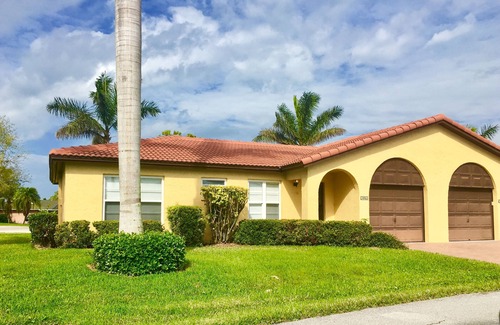 Central Naples Villa | Disfrute de la comodidad playera de Florida en una villa completamente renovada