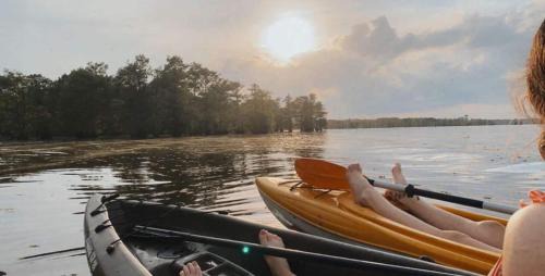 Oil City Casa | Available This Weekend, Kayaks & Across From Caddo