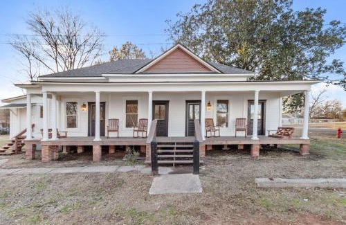 Mooringsport Casa | Available This Wkend, Historic With Porch Swings