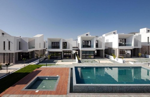 Emba Villa | Avalon 1 Villa 2 communal pool