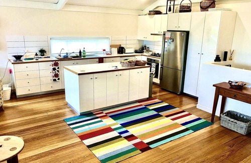 Avalon Beach Casa | Avalon Beach Vibrant Treehouse mins to village+beach. Pet friendly with yard.