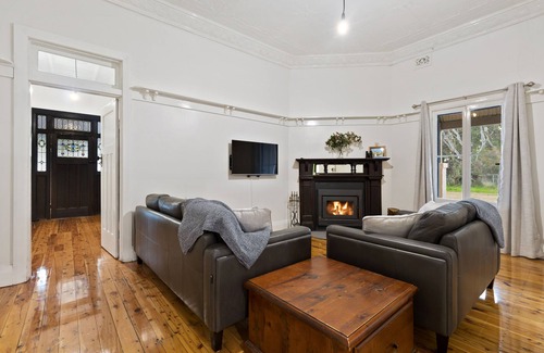 The Rock Otro | Avalon Farmstay, Restored 1925 farmhouse. 30min Wagga, halfway Syd-Mel