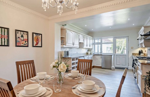 Porthcawl Casa | Avalon - Four Bedroom House, Sleeps 8