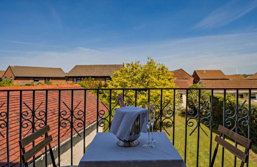 Porthcawl Casa | Avalon - Four Bedroom House, Sleeps 8