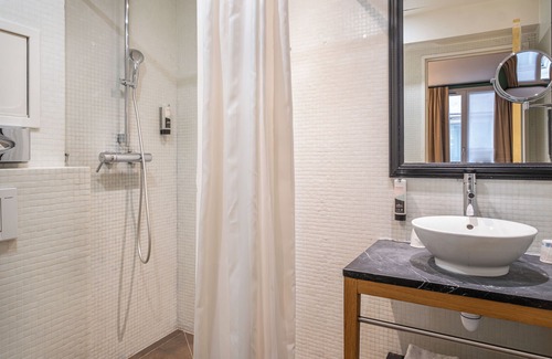 Saint-Vincent-de-Paul Hotel | Avalon Hotel Paris Gare du Nord