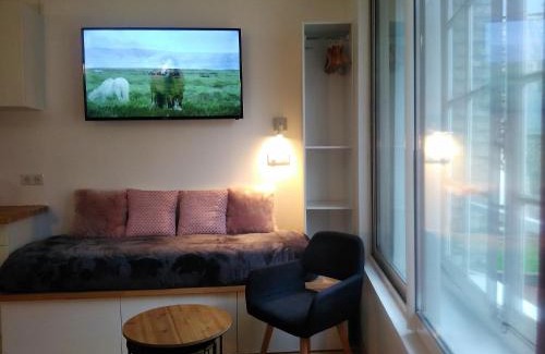 Dieppe Apartamento | Avec CLIMATISEUR L'établissement APPARTEMENTS DESIGN, vous propose 4 appartements neufs, NETFLIX, lits faits à votre arrivée, serviettes de toilette, Ménage, Wifi, en hyper centre ,Plage à 190m, BOX à Vélos, paiement 3 fois sans frais, prix tout compris