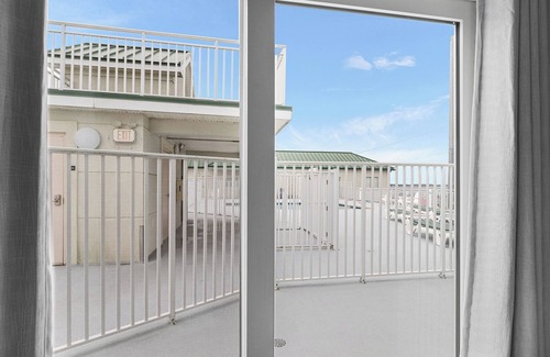 Midtown Ocean City Condominio | Aventurra 403 — Modern Beach Block Penthouse Oasis with Rooftop Pool, Bay Views & Walkable Fun — Sleeps 9