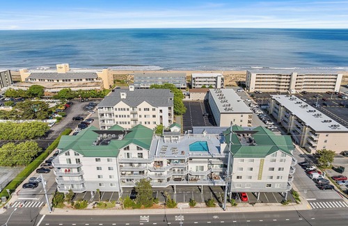 Midtown Ocean City Condominio | Aventurra 403 — Modern Beach Block Penthouse Oasis with Rooftop Pool, Bay Views & Walkable Fun — Sleeps 9