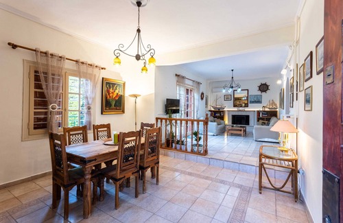 Avia Casa | Avia's Seaside Hideaway with Lush Garden