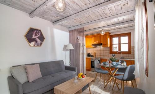 Old Hersonissos Casa | Avli Traditional Home with Private Jacuzzi