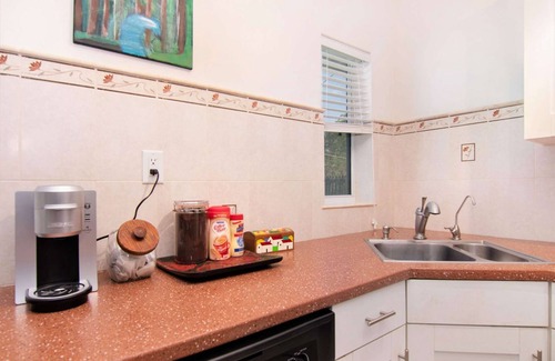 Tropic Casa | Retiro elegante cerca de Beach & Arts District