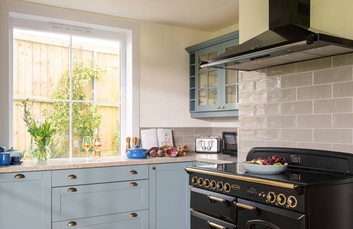 Thurlestone Casa | Avon Edge - Family and Dog-Friendly Seaside Escape with Garden, Near Beaches & South West Coast Pat