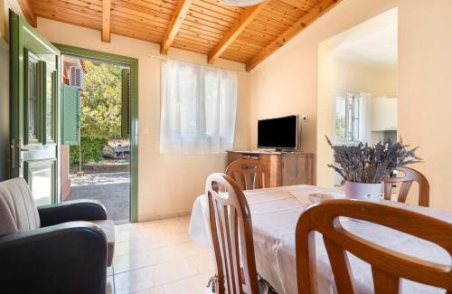 Mantzavinata Casa | Avra