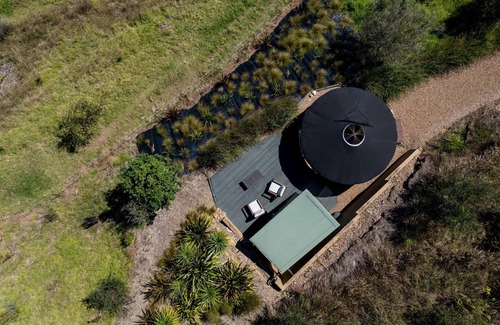 Palm Beach Cabina | Awaawa Yurts - Papa Yurt - Awaawa Yurts offer a luxury glamping experience on Waiheke Island. Stunning views, luxury queen sized bed, private bathroom with tea and coffee making facilities.